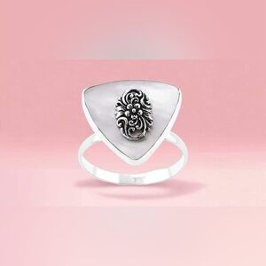 NWT Mother Of Pearl Ring in Sterling Silver (Size 6.0).